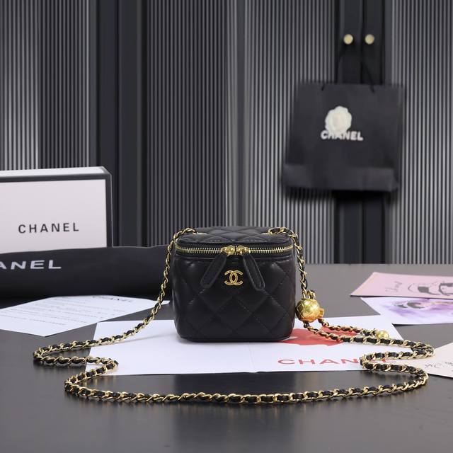 250. A returned Chanel chain mini bag with full packaging. The Woc Wallet On Cha 250. A returned Chanel chain mini bag with full packaging. The Woc Wallet On Cha