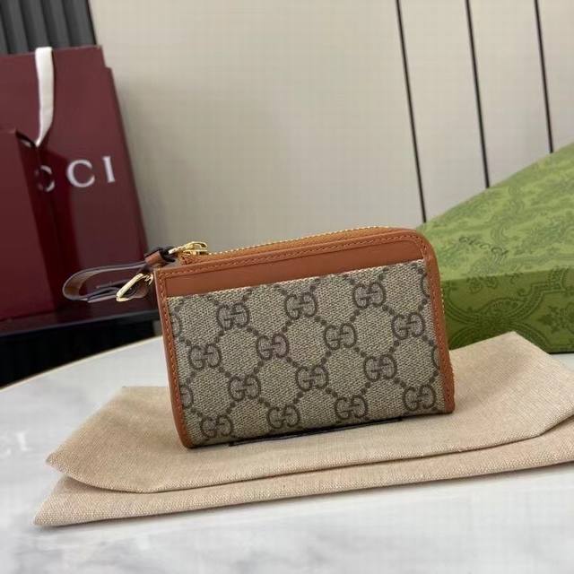 Top-of-the-line 310 New Gg Emblem Series Accessory Bag with Card Holder. The Gg