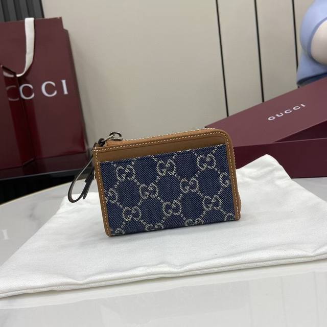 Top-of-the-line 310 New Gg Emblem Series Accessory Bag with Card Holder. The Gg