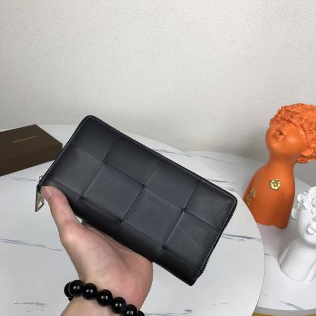 300 Bottega Veneta wallet is made of imported waxed cowhide, hand-woven leather
