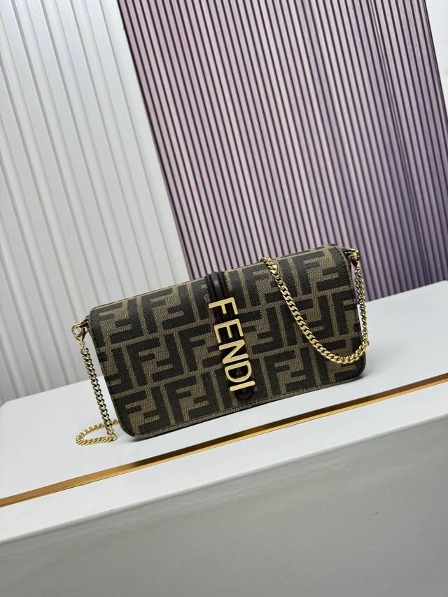 700 New Fendi Graphy monogram 2-in-1 chain bag. Classic monogram with metal logo