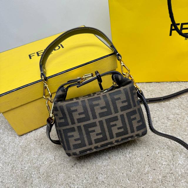 560 Fendi's vintage floral print bags are a hit with Douyin influencers and blog