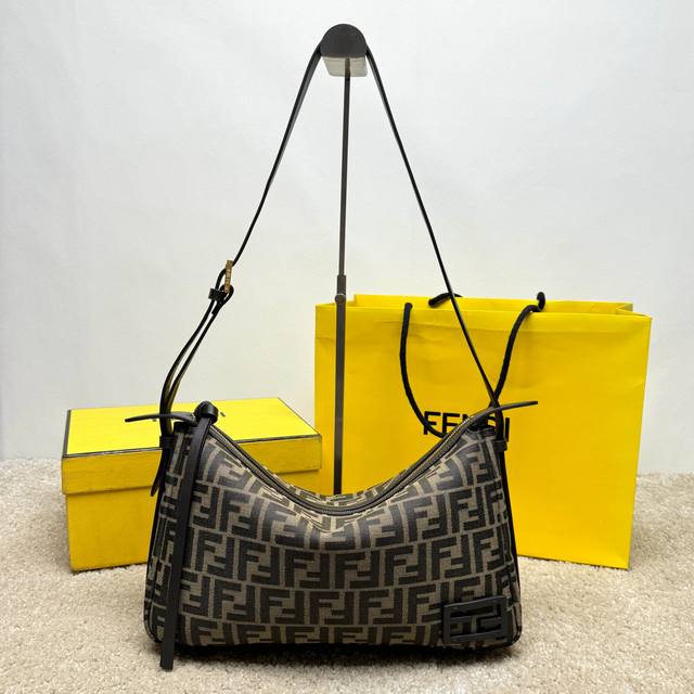 680 Medium Simply Fendi Handbag, a soft shoulder bag that debuted at the Fall/Wi