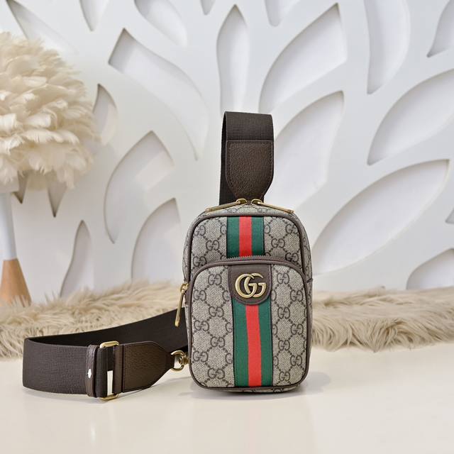 gucci - Gucci's latest men's phone bag is made of imported calfskin leather, whi