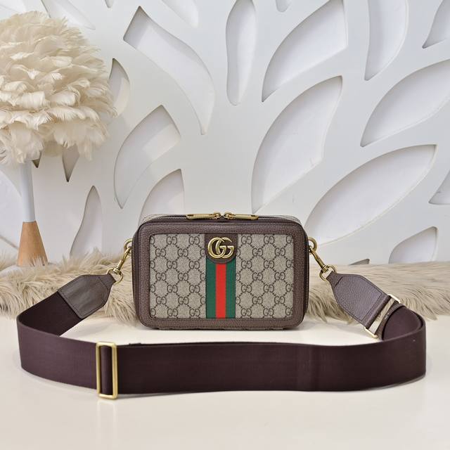 gucci - Gucci's latest men's crossbody/shoulder bag, made of imported calfskin l