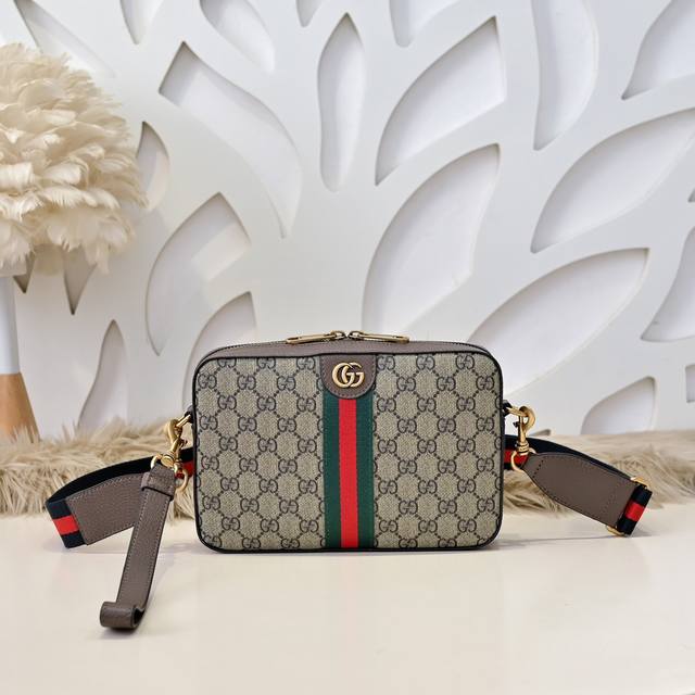 gucci - Gucci's latest men's crossbody/shoulder bag, made of imported calfskin l