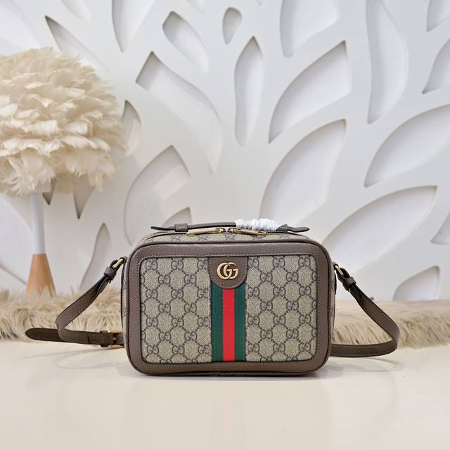 gucci - Gucci's latest men's crossbody/shoulder bag, made of imported calfskin l