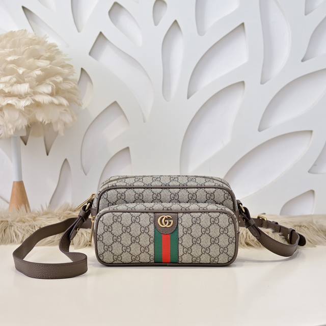 gucci - Gucci's latest men's crossbody/shoulder bag, made of imported calfskin l