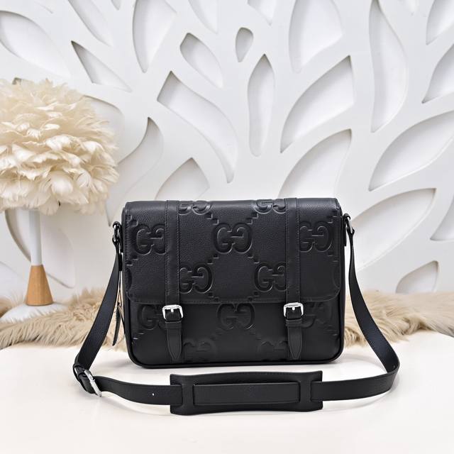 gucci - Gucci's latest men's crossbody bag is made of imported calfskin leather,