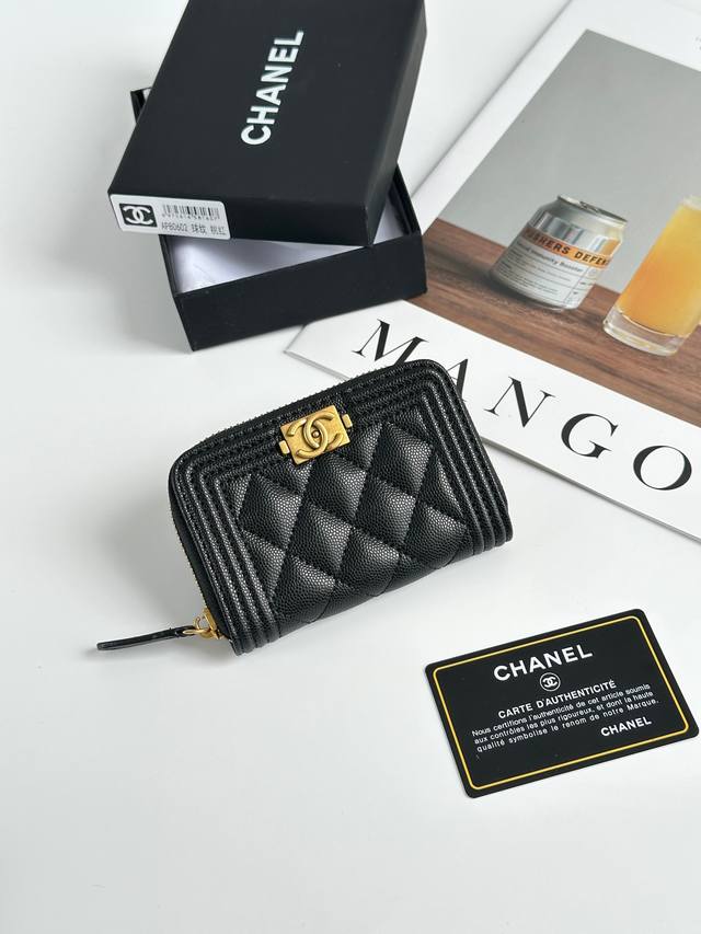110 Chanel classic Boy style, original quality! Quilted pattern, good interior c 110 Chanel classic Boy style, original quality! Quilted pattern, good interior c