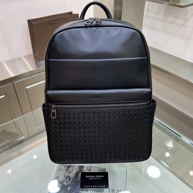 590 Bottega Veneta New Backpack: Understated elegance, quality, and craftsmanshi