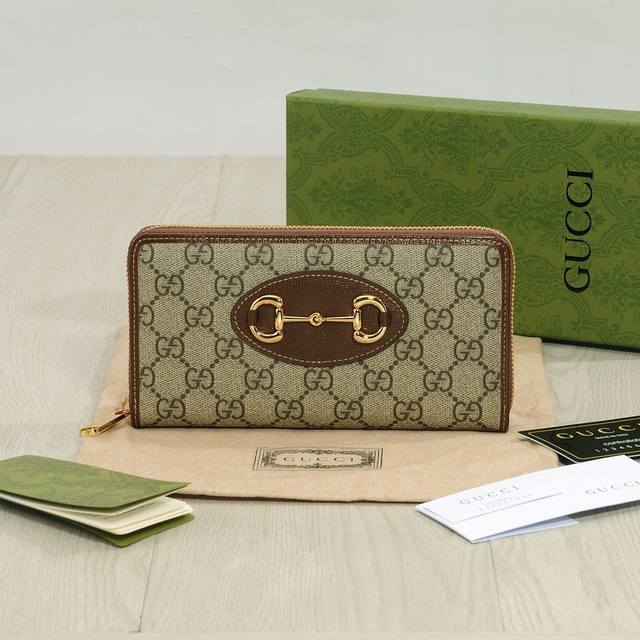 130. Brown color, 21x11 cm. New Gucci single-zip clutch, original cowhide leathe