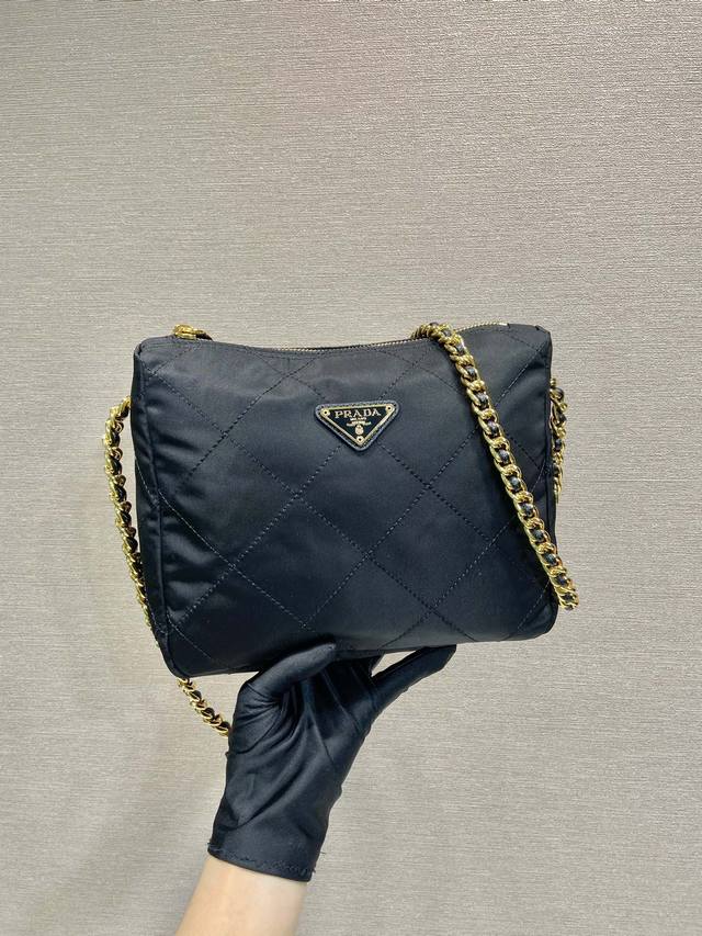 470中古斜挎包1Bd646 这款Vintage中古链条菱格流浪包设计太棒了 纯手工尼龙菱格设计，可单肩+斜挎，进口黑金链条搭配真的是Vintage永远的情节简