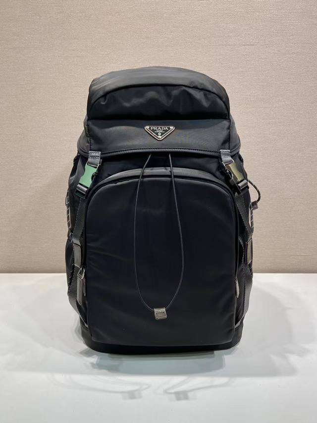 p1040 新款背包2Vz123登山包 灵感源自徒步旅行风格，这款Re-Nylon背包将都市风格与户外元素相结合。宽敞的设计配有皮革饰边，设有多个外部和内部口袋