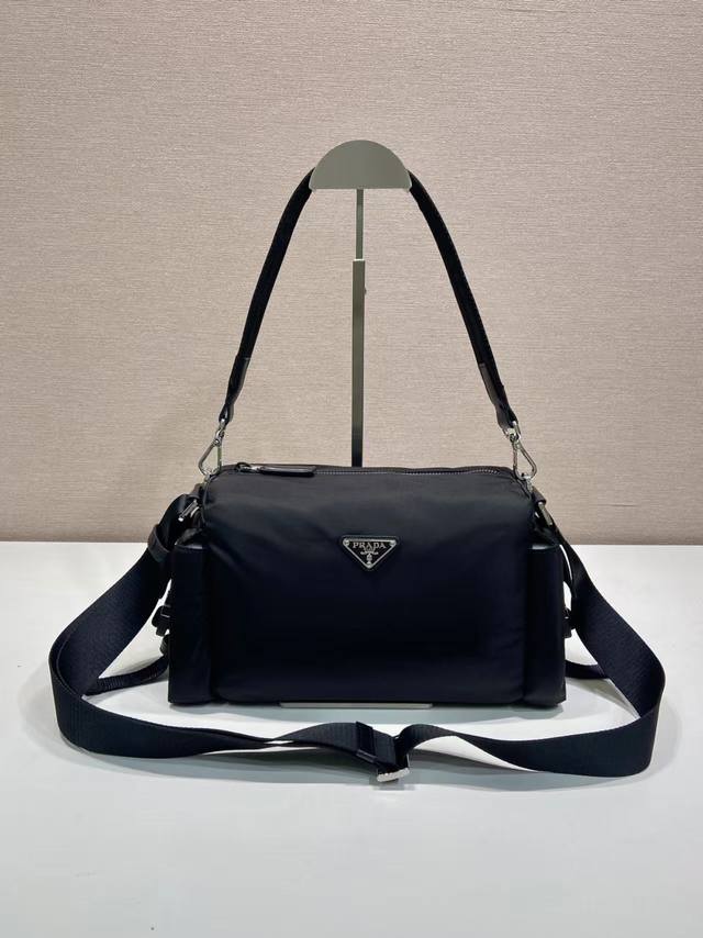 620 新品探索包2Vh206尼龙布 这款Explore手袋完美融合了精致与功能性，体现了动感与现代风格。这款风格采用进口尼龙面料。皮革廓形，配有可拆卸手提