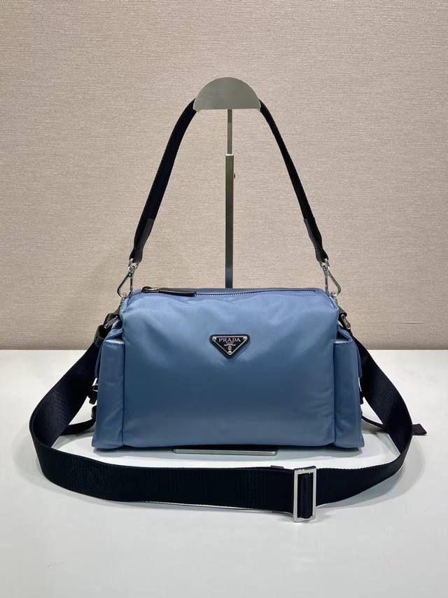 620 新品探索包2Vh206尼龙布 这款Explore手袋完美融合了精致与功能性，体现了动感与现代风格。这款风格采用进口尼龙面料。皮革廓形，配有可拆卸手提