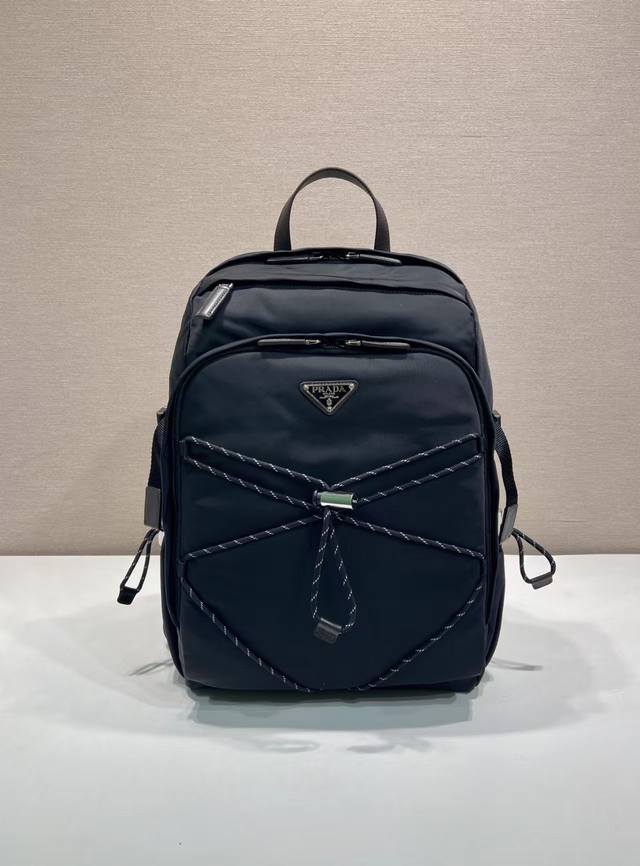p680 新款背包2Vz122新品 这款多功能动感背包将都市风格与户外元素相结合。这款Re-Nylon配饰设计轻盈宽敞，配有多个口袋和皮革饰边。带有可调节的工艺