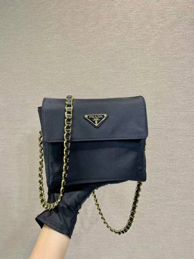 p470 中古小挎包1Bd648 这款Vintage中古链条菱格流浪包设计太棒了 无车格设计。可单肩+斜挎，进口黑金链条搭配真的是Vintage永远的情节简约大