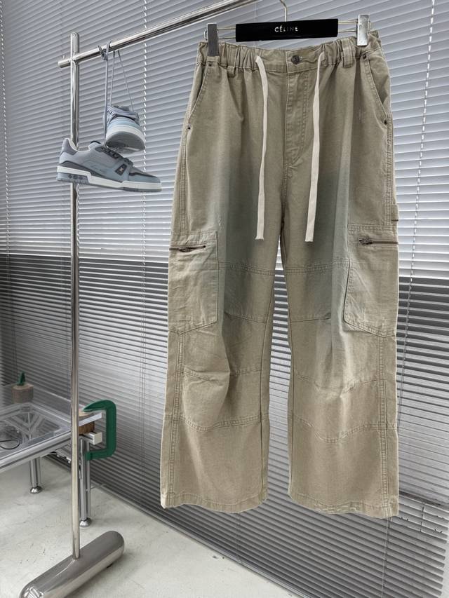 p420 -Balenciag 2026春夏工装风长裤 极简廓形，高级废土感 一条穿出“不费力时髦”的神裤，专为都市探险家设计。 宽松直筒版型 高腰+抽绳设计，