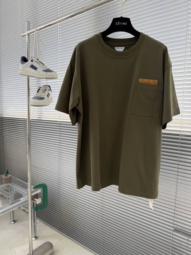 p180 -Bottega Veneta Bv 编织皮革口袋短袖 定制云柔丝光棉 柔软细腻 舒适贴肤 以粉笔白定格时光的纯净美学 编织绒面革正面贴饰于口袋里 让