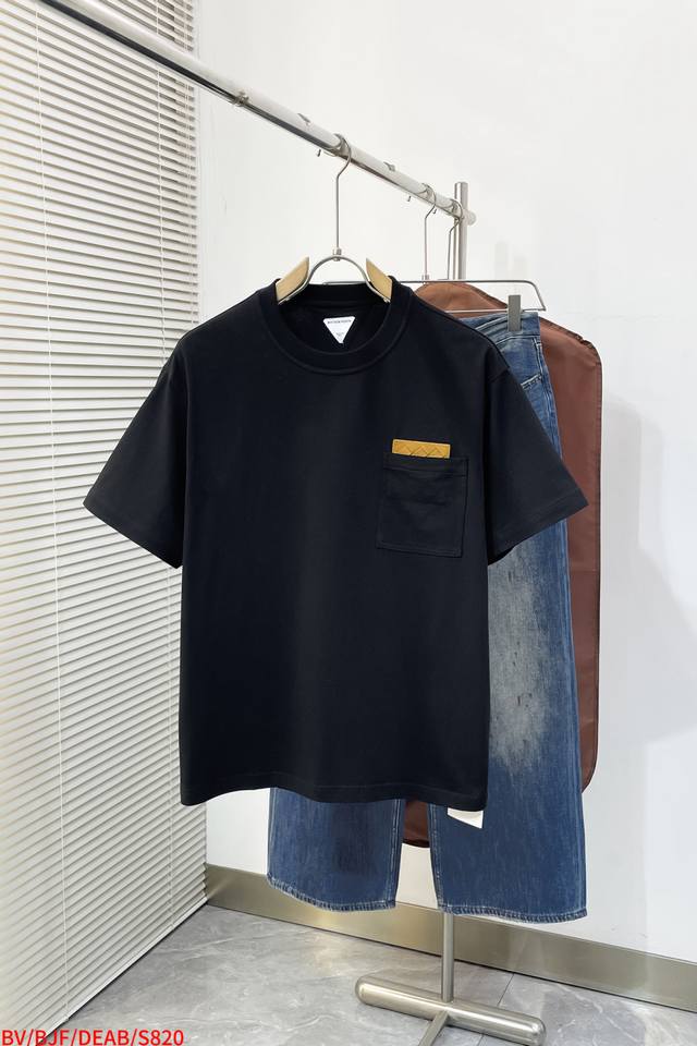 p190 S820 Bv Bottega Veneta 编织皮革口袋短袖 定制云柔丝光棉 柔软细腻 舒适贴肤 以深邃的松绿色为调色盘 沉淀自然的深邃与宁静 编织