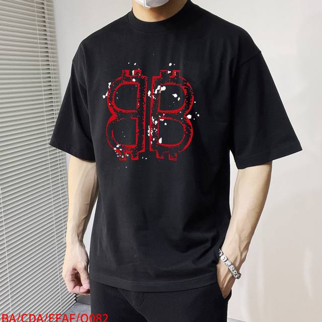 p230 O082 Balenciaga 新款字母印花双层重工短袖T桖 字母图案不管是T桖还是卫衣都是每年的爆款单品 前幅大面积印花采用大康丽数码印花机直喷 成