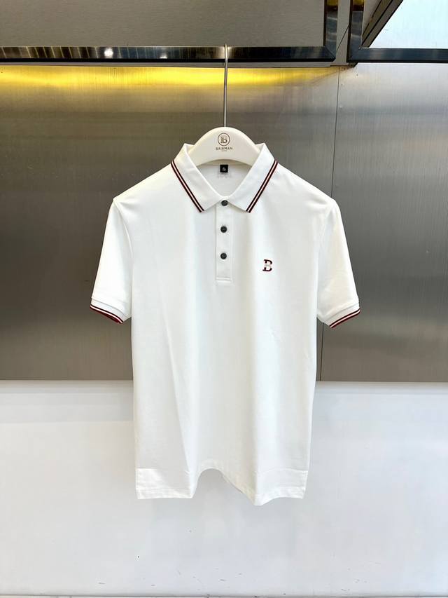 p310 Bally、2026春夏新品短袖polo衫，以极简美学诠释轻奢休闲风。经典翻领配撞色条纹，利落中透出精致细节；短袖袖口同色条纹呼应，胸前刺绣字母点睛品