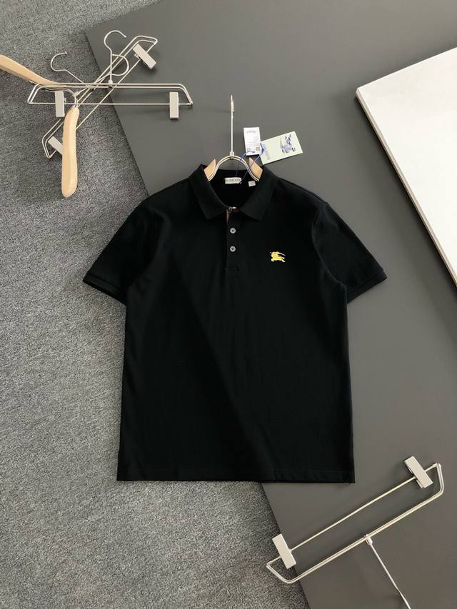p220 Bbr 2026Ss春夏新款polo衫,选用棉质珠地网眼布面料打造,衣领处融入针织格纹设计,精选贝壳纽扣呈现修身版型,亮眼金色刺绣打破沉闷,辨识度拉满 p220 Bbr 2026Ss春夏新款polo衫,选用棉质珠地网眼布面料打造,衣领处融入针织格纹设计,精选贝壳纽扣呈现修身版型,亮眼金色刺绣打破沉闷,辨识度拉满
