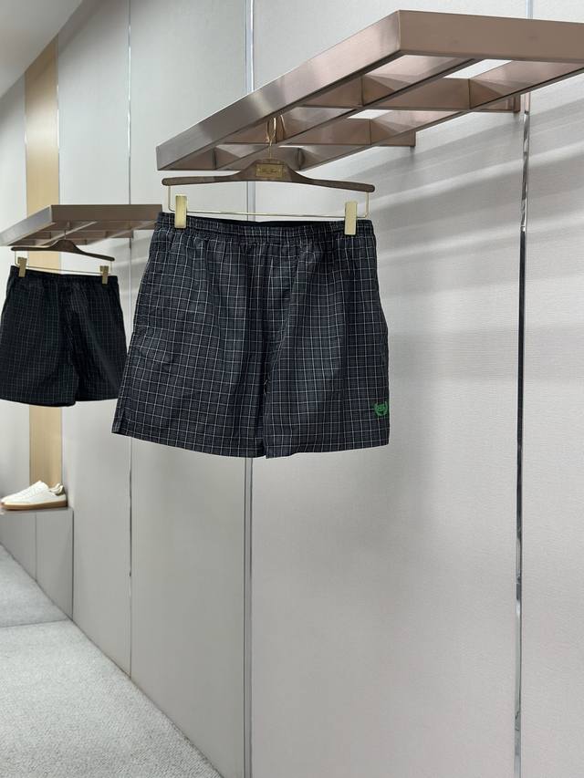 p260 Balenciaga 巴黎世家格纹刺绣休闲短裤 采用品牌精选的高支数棉混纺面料，经过特殊的水洗与做旧工艺处理，质地轻薄干爽，触感舒适透气，同时兼具良好