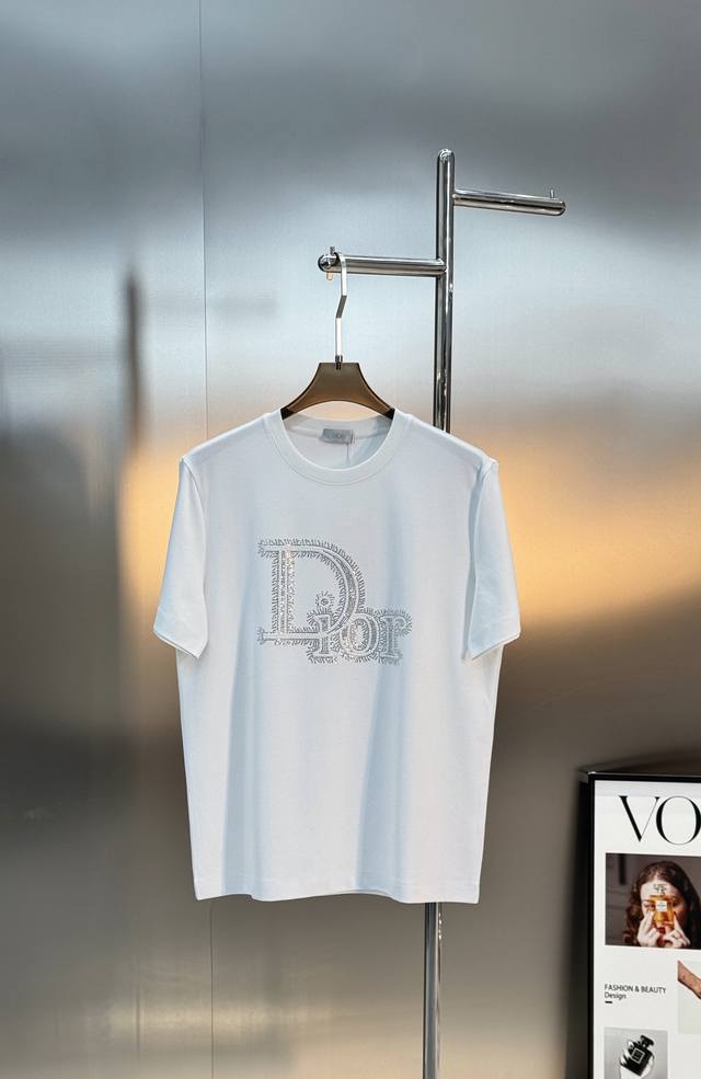 200 Dior迪奥26S新款丝光棉T恤.闪亮烫钻工艺！采用优质丝光棉面料，柔软亲肤，夏天穿超舒服！正面“Dior”Logo搭配精致烫钻.细节满分奢华感直接拉满