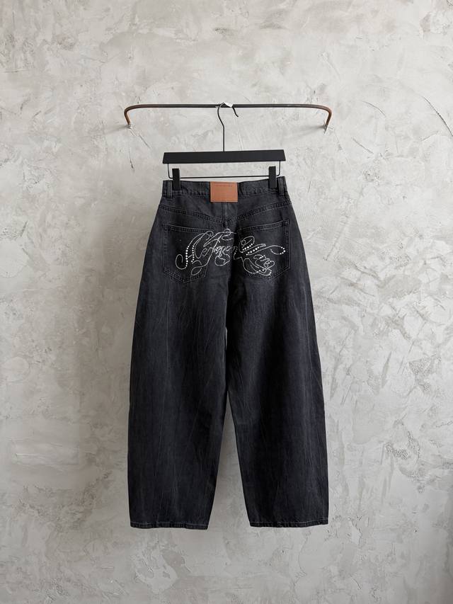 p240 Alexanderwang亚历山大王最新款高品质26年春夏新品上新｜Aw闪钻牛仔弯刀裤高腰阔腿弯刀裤型 裤管宽松垂坠 水钻钻字母裤脚微收对各种腿型都很