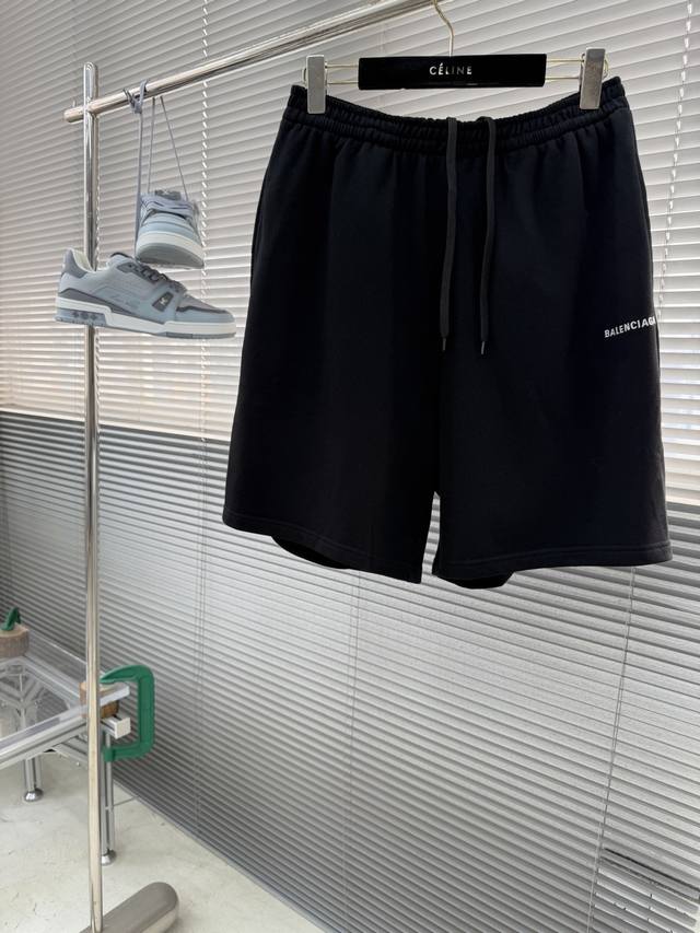 p220 -Balenciag Back刺绣短裤 定制雾感柔肤精梳棉 细腻顺滑 舒适贴肤 棉花天然的米调白 柔和不刺眼 自带高级哑光质感 左腿饰以靛蓝Balen
