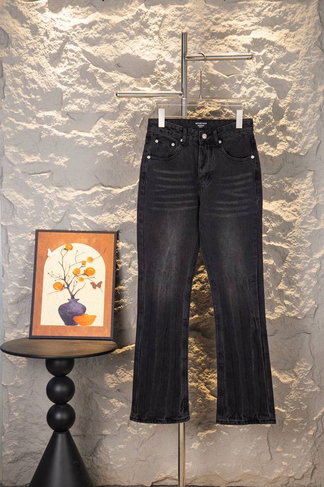 款号：Y147 p180 Balenciaga巴黎世家24Fw水洗微喇做旧牛仔裤 巴黎Demna Flared Trousers 26Ss新款 水洗破坏做旧微喇
