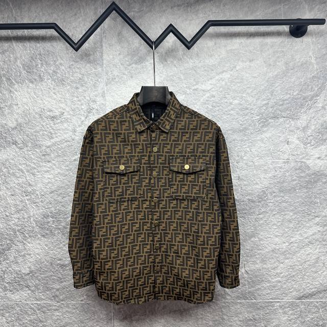 p210 芬迪2026新款Ff满印Logo情侣款牛仔外套 采用重工水洗纯棉牛仔面料 柔软挺阔 舒适贴肤 超级洋气百搭的一款牛仔外套 男女同款 时尚弄潮儿必备 吊
