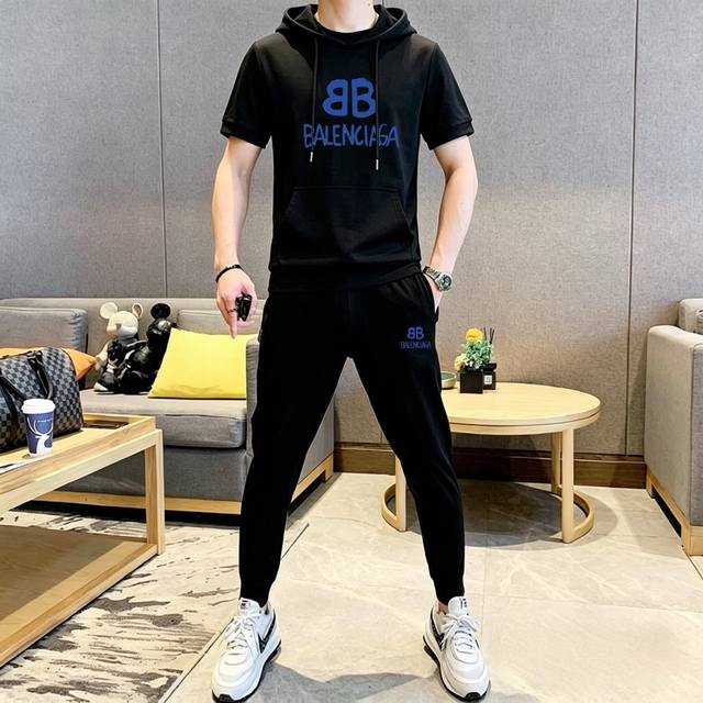 直p220 品牌: 巴黎世家 2026新款男士带帽短袖长裤套装！官网同步销售！市面高端版本！手感细腻柔软！让你穿着更加舒适！立体裁剪版型超赞！尺码:M-4Xl