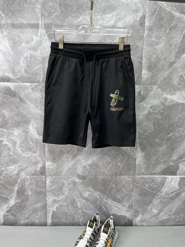p180 Balenciaga巴黎世家 新款来袭 2026春夏新款休闲裤短裤，进口高密度定制速干面料，舒适柔软亲肤，笔挺不易起皱，简单明了，超级百搭上身效果超级