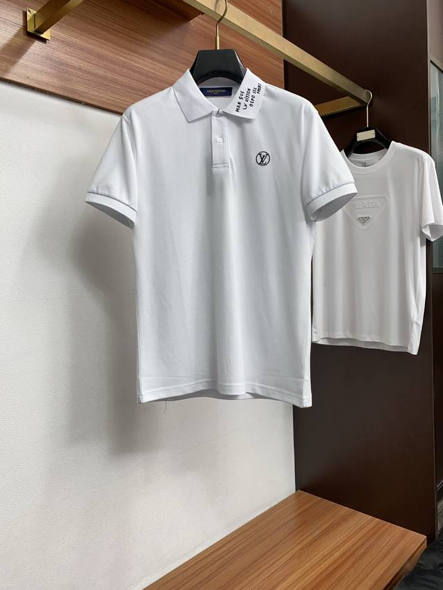 p220 1V 路易威登 经典polo搭配精致小标，利落剪裁勾勒身形，适配多种日常场景，轻松打造低调奢华的绅士氛围感穿搭。尺码：M-3Xl