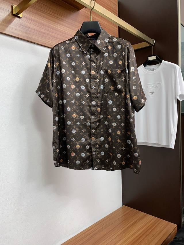 p250 1V路易威登 2026 男士天丝衬衫，商务休闲修身款短袖衬衫 宜商务 宜休闲！限量新款，都市商务气质款！ 衬衫的宽松版型剪裁更是精剪塑性，不需要过多的