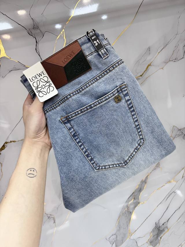 p260 Loewe 罗意威 爆款来袭 新款新品 实体店已极品牛仔裤专柜原版1:1好货，适合各个年龄段。市场最高版本的欧洲进口面料。舒适柔软亲肤，上身效果超级棒