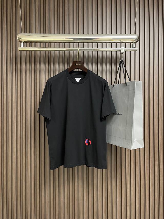 p210Bottega Veneta Bv 脸谱刺绣圆领短袖T恤，采用15S精棉平纹，230G；搭配 32S双纱拉架螺纹，340G。精棉面料通常具有较好的吸湿性