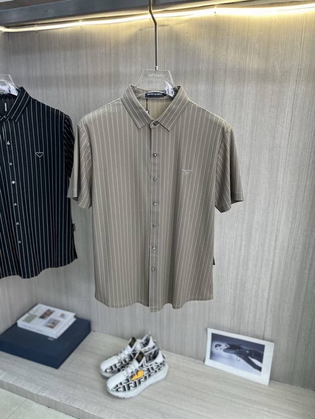 p250 Armani阿玛尼 男款2026春夏新款短袖衬衫，男人秋冬季优雅高大尚首选单品长袖翻领，可以穿一整年的polo衫高端简约系列 ！上身挺括有型，单穿内搭