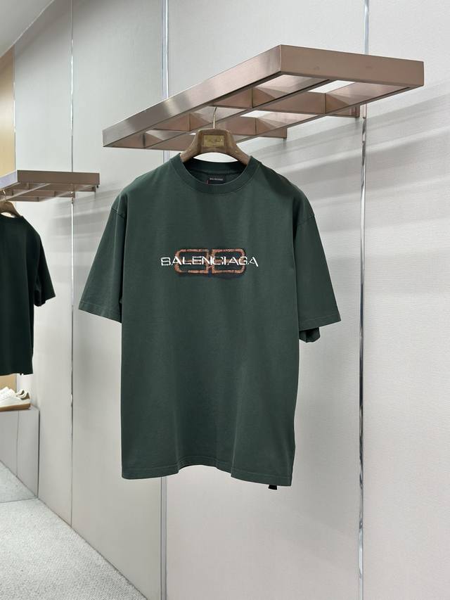 p180 Balenciaga Bb Icon印花短袖 定制密织平纹针织料 质感卓越 舒适贴肤 以浓郁而纯粹的洗水黑为主基调 让做旧成为街头美学的终极表达 正面