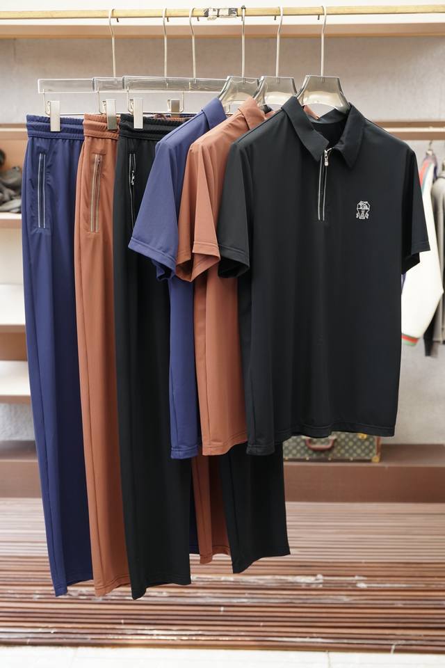 p420 新品速干套装Brunello Cucinelli-Bc、一套春夏新品男士轻奢休闲套装,将意式工艺与当代运动美学融合。上衣为短袖半拉链polo,翻领利落 p420 新品速干套装Brunello Cucinelli-Bc、一套春夏新品男士轻奢休闲套装,将意式工艺与当代运动美学融合。上衣为短袖半拉链polo,翻领利落