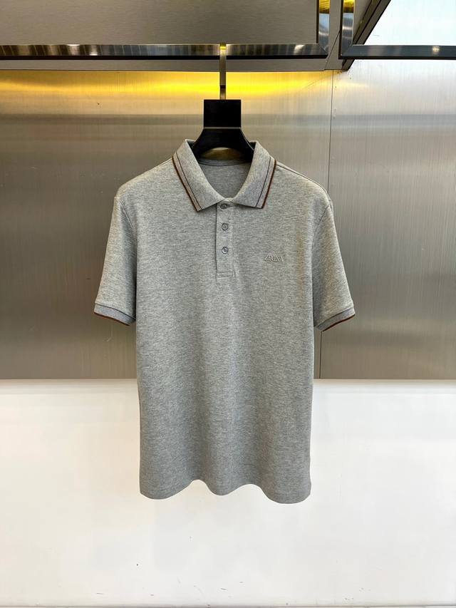 p210 新品Zegna杰尼亚、新品男士短袖polo衫,以利落简约线条勾勒经典轮廓,纯色主调搭配领口撞色细条纹,低调中流露精致细节。短袖设计贴合身形,前襟三颗纽 p210 新品Zegna杰尼亚、新品男士短袖polo衫,以利落简约线条勾勒经典轮廓,纯色主调搭配领口撞色细条纹,低调中流露精致细节。短袖设计贴合身形,前襟三颗纽