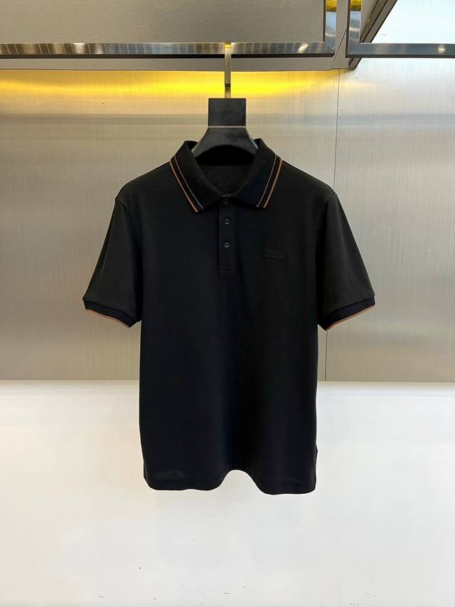 p210 新品Zegna杰尼亚新品男士短袖polo衫,以利落简约线条勾勒经典轮廓,纯色主调搭配领口撞色细条纹,低调中流露精致细节。短袖设计贴合身形,前襟三颗纽扣 p210 新品Zegna杰尼亚新品男士短袖polo衫,以利落简约线条勾勒经典轮廓,纯色主调搭配领口撞色细条纹,低调中流露精致细节。短袖设计贴合身形,前襟三颗纽扣