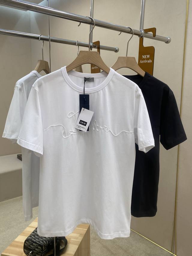 p160。D家新款棉质平纹针织面料 Dior Rib...T恤 这款T恤是二零二六春季男装系列新品，饰以Dior Ribbon 标志，向Dior 工坊的精湛工艺