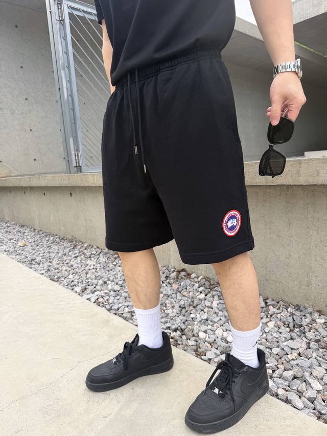 p200。 Canada Goose 大鹅 徽标刺绣休闲短裤 定制云感精棉毛圈 软糯厚实 垂坠挺括 暗夜曜石黑为底 如极夜般沉静深邃 于无声处藏住锋芒 经典Ca