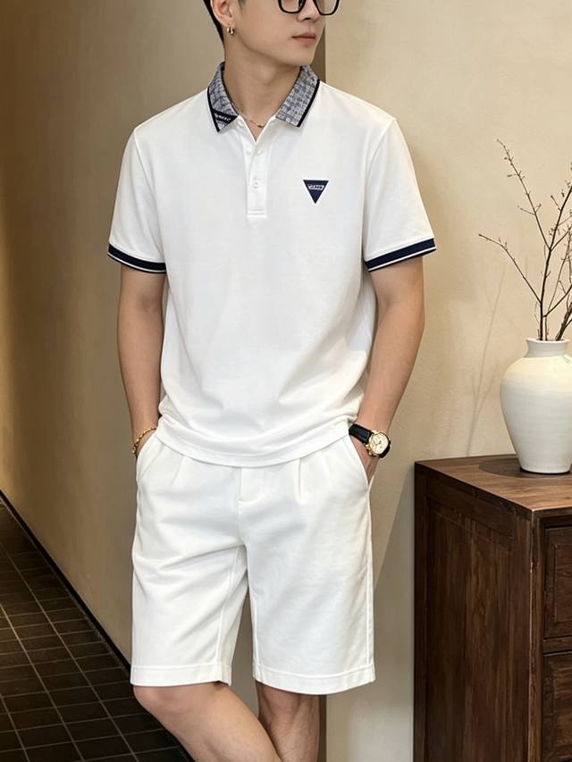 p200。 Bottega Veneta葆蝶家 格纹领三角标刺绣polo衫 核心亮点 双色可选：纯净白清爽简约、藏青蓝沉稳雅致，适配商务通勤、日常休闲、轻商务穿