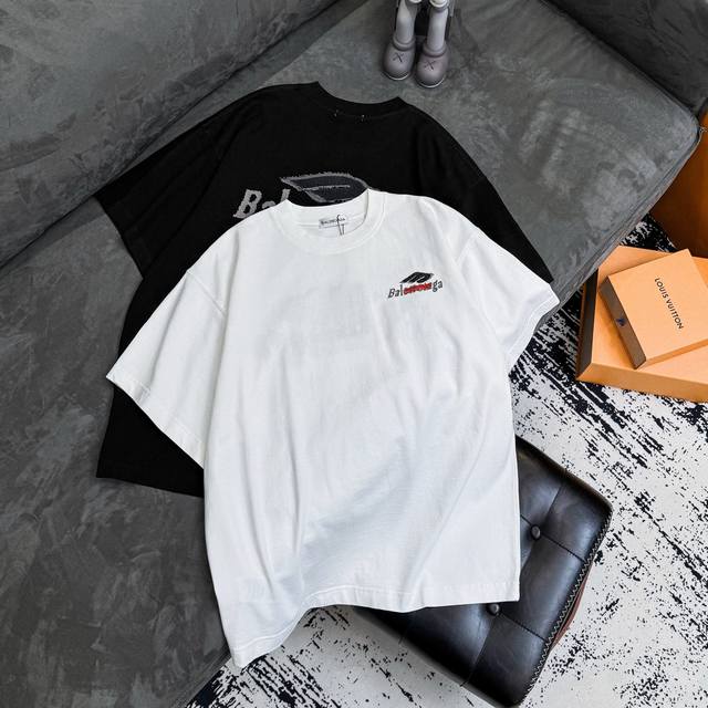 140 巴黎世家Balenciaga26Ss新款重工刺绣字母短袖圆领T恤 巴黎重工刺绣短袖T恤 高街氛围感拉满 重磅高支棉打造的宽松廓形T恤，上身自带慵懒街头感