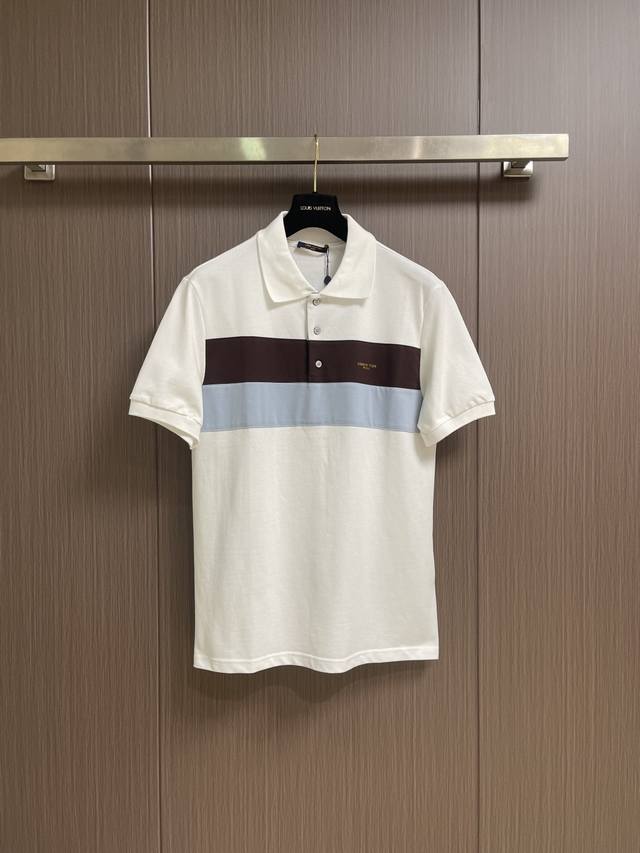 210 Lv 撞色拼接短袖条纹polo,本款珠地棉马球衫在胸前拼接撞色横向条带,同时烫印路易威登巴黎标识。Marque L.Vitton Deposee 标识皮 210 Lv 撞色拼接短袖条纹polo,本款珠地棉马球衫在胸前拼接撞色横向条带,同时烫印路易威登巴黎标识。Marque L.Vitton Deposee 标识皮